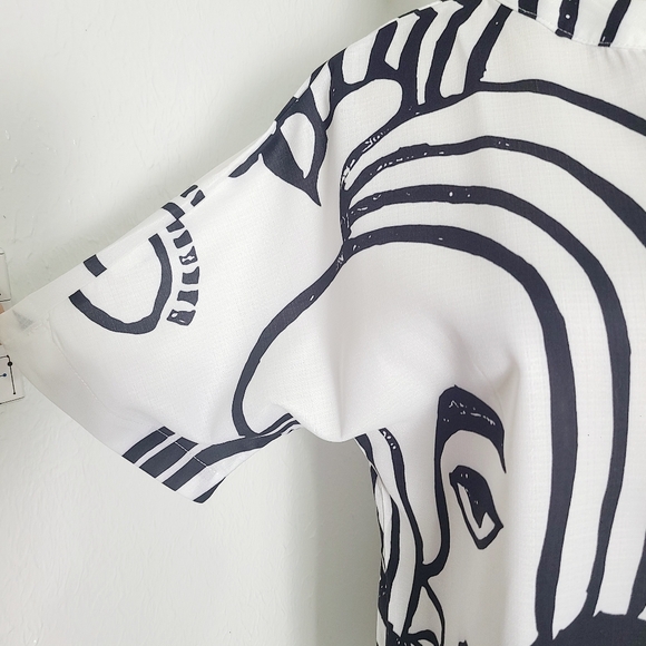 Noracora Black & White Abstract Print Faces Top, Short Sleeve, Size Small, NWT - Picture 5 of 10